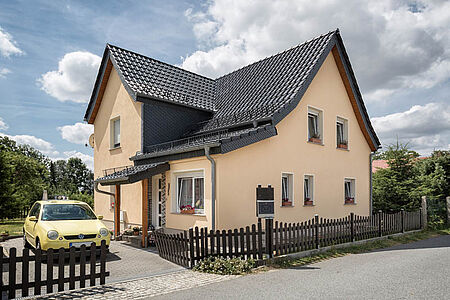 Reihenhaus mit frischer Fassade in zwei Orangenuancen