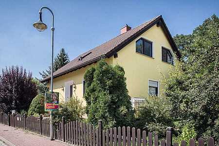 Einfamilienhaus mit ebenmäßiger, gelber Fassade