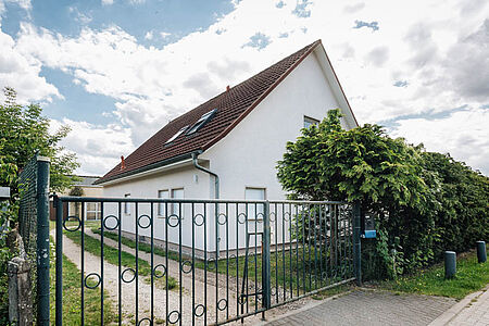 Einfamilienhaus mit strahlend-weißer Fassade