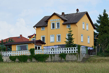 Hotel mit strahlend orangen Fassaden