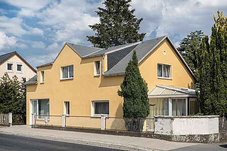 Großes Wohnhaus mit ebenmäßigem Anstrich in Orange