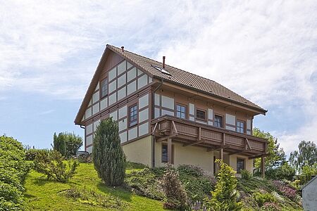 Fachwerkhaus mit frischen Fassadenelementen in Weiß