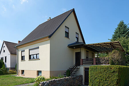 Mehrstöckiges Wohnhaus mit frisch gestrichener Fassade in Pastelltönen