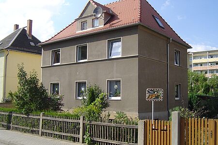 Villa mit Walmdach und dunkelgrauer Fassade