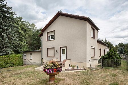 Großes Wohnhaus mit hellgrauer Fassade 