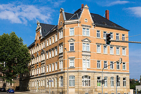 Saniertes Eckhaus mit verklinkerter Fassade