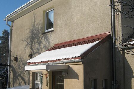 Wohnhaus und Anbau in verschiedenen Brauntönen