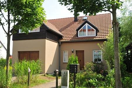 Großes Wohnhaus im Grünen mit pastelloranger Fassade