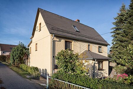 Mehrstöckiges Wohnhaus mit pastelloranger Fassade
