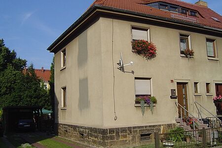 Doppelhaus mit veralteter, fleckiger Fassade