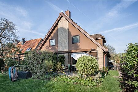 Einfamilienhaus im Grünen mit frischer Fassade in einem hellen und dunklem Braunton