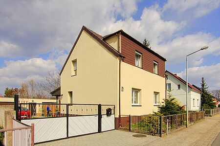 Wohnhaus mit ebenmäßigem, pastellgelbem Anstrich