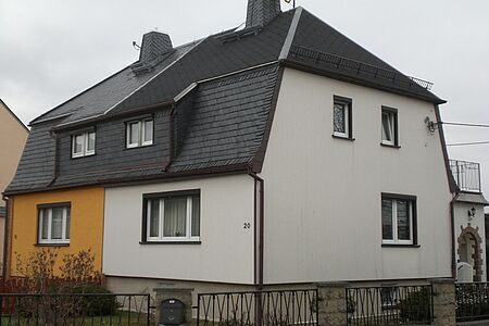 Doppelhaus mit Fassade in Orange und Weiß