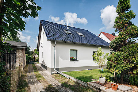 Kleines, strahlend-weißes Einfamilienhaus