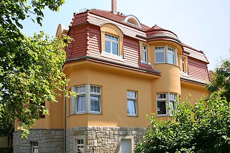 Großes Haus mit gestrichener und verklinkerter Fassade
