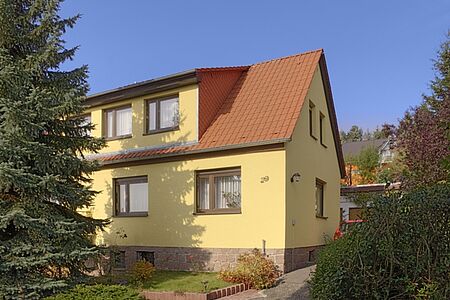 Gelbes Haus im Grünen
