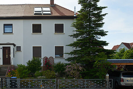 Reihenhaus in verschiedenen hellen Blau-Grüntönen
