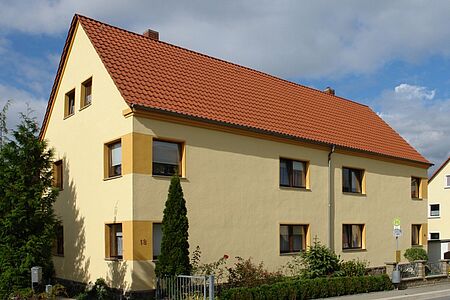 Mehrfamilienhaus mit gelber Fassade