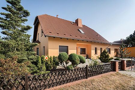 Oranges Einfamilienhaus mit strahlender Fassade