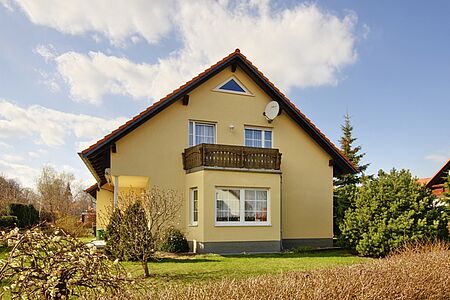 Reihenhaus mit frischer, eierschalenweißer Fassadenbeschichtung