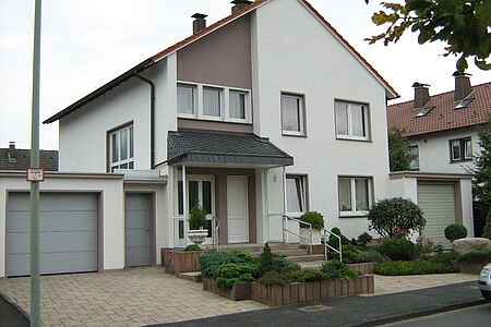 Großes Haus mit moderner, sanierter Fassade