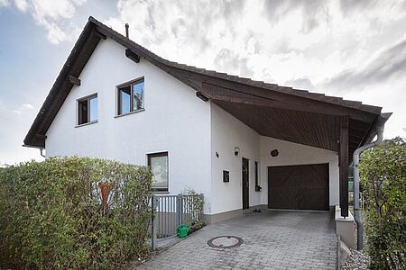 Strahlend weißes Einfamilienhaus nach der Sanierung