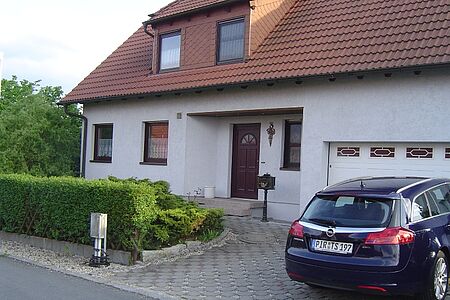 Wohnhaus mit hellgrauer Fassade