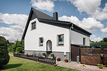 Wohnhaus mit strahlend-weißen Fassadenelementen 