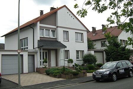 Großes Haus mit unruhig wirkender Fassade