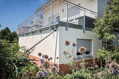 Frisch gestrichenes Haus mit Dachterrasse in Pastelltönen