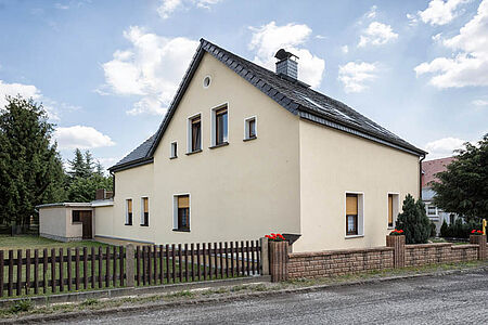 Großes Wohnhaus mit frischer Fassade in hellem Beige