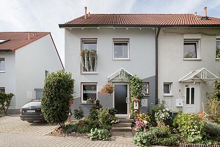 Doppelhaushälfte mit Fassade in hellem und dunklem Grau