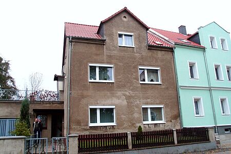 Braun verputztes, ungestrichenes Reihenhaus 