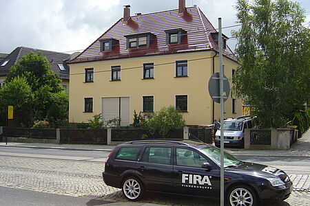 Gelbes Mehrfamilienhaus mit neuer Fassade