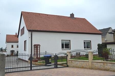 Großes Einfamilienhaus mit frischer, weißer Fassade