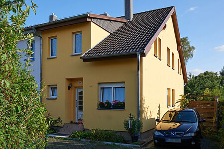Sonnengelbes Reihenhaus