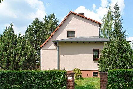 Mehrfamilienhaus mit frischer Fassade mit Terracotta