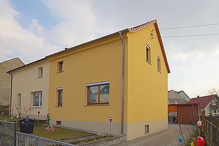 Doppelhaus mit Fassaden in sonnigem sowie hellem Orange