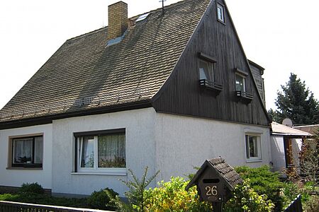 Wohnhaus im Grünen mit alter Fassade in schmutzigem Weiß