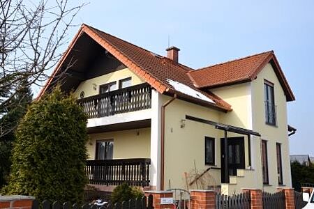 Zweifamilienhaus mit Holzbalkon und frischer Fassade