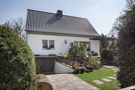 Kleines, strahlend weißes Einfamilienhaus mit Tiefgarage