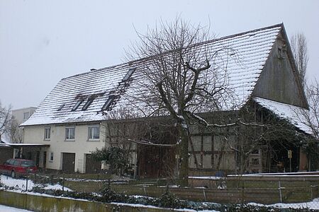 Mehrfamilienhaus mit Fachwerkelemente vor energetischer Sanierung