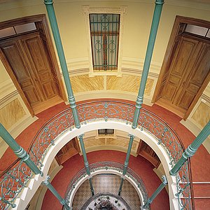 Blick auf die verschiedenen Etagen des Löwenkopf Palais