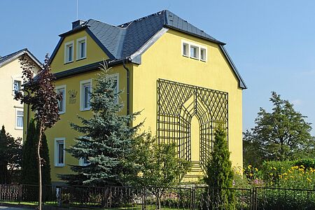 Dreistöckige Villa mit gelbem Putz