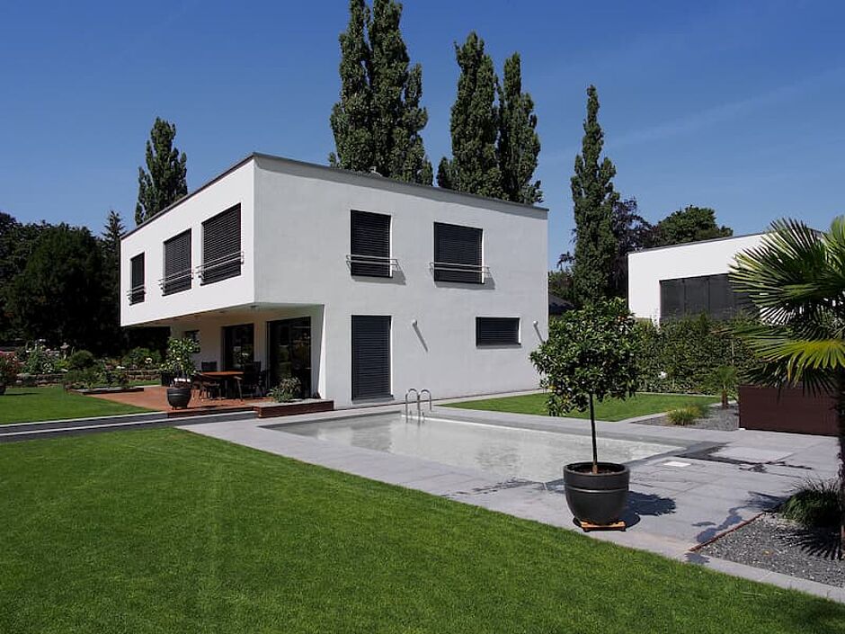 Weißes kubistisches Haus mit großem Garten, Terrasse und Pool