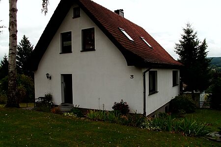 Großes Einfamilienhaus mit schmutzig-weißer Fassade