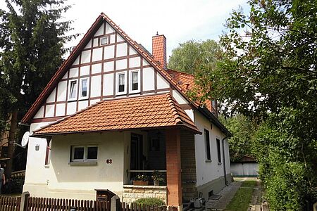 Weißes Fachwerkhaus mit dunkelbraunen Holzelementen