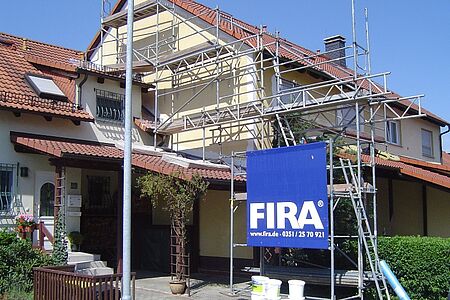Doppelhaus während der Sanierung mit einem Gerüst der FIRA