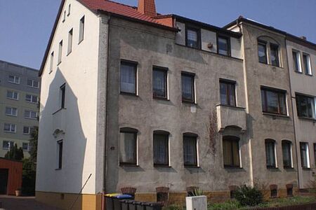 Großes Wohnhaus mit schmutziger Fassade