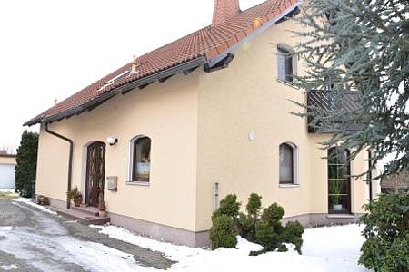 Einfamilienhaus mit pfirsichfarbener Fassade